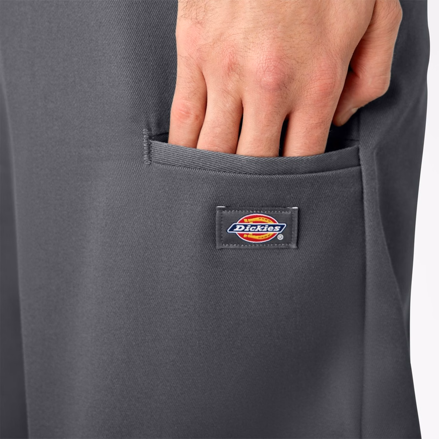 Pantaloni scurți de lucru lejeri, cu croială plată în față. 13