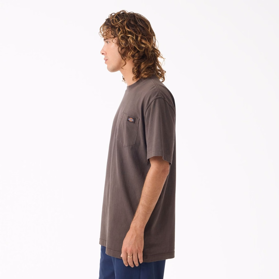 Tricou cu buzunar gros, purtat în
