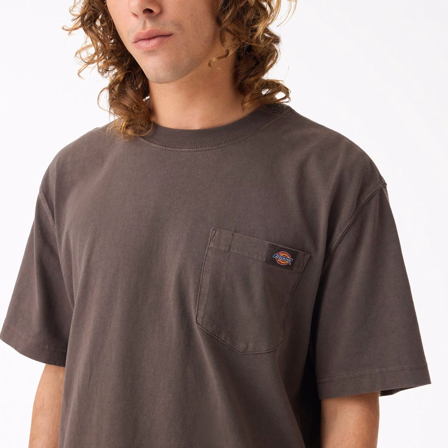 Tricou cu buzunar gros, purtat în
