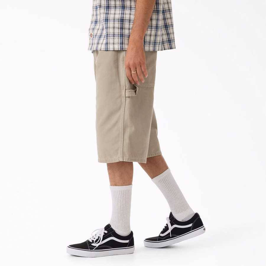 Pantaloni scurți relaxați de la Carpenter Duck, purtați în stilul 13.