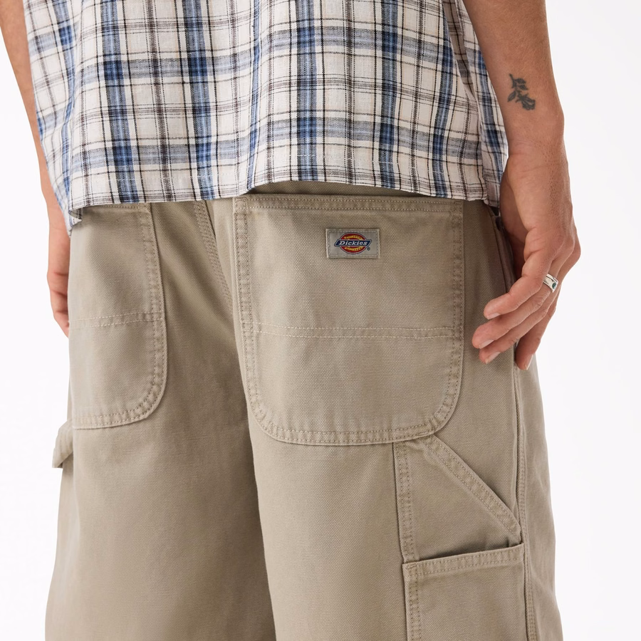 Pantaloni scurți relaxați de la Carpenter Duck, purtați în stilul 13.