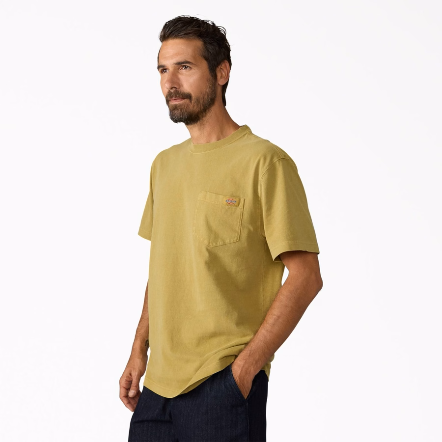 Tricou cu buzunar gros, purtat în
