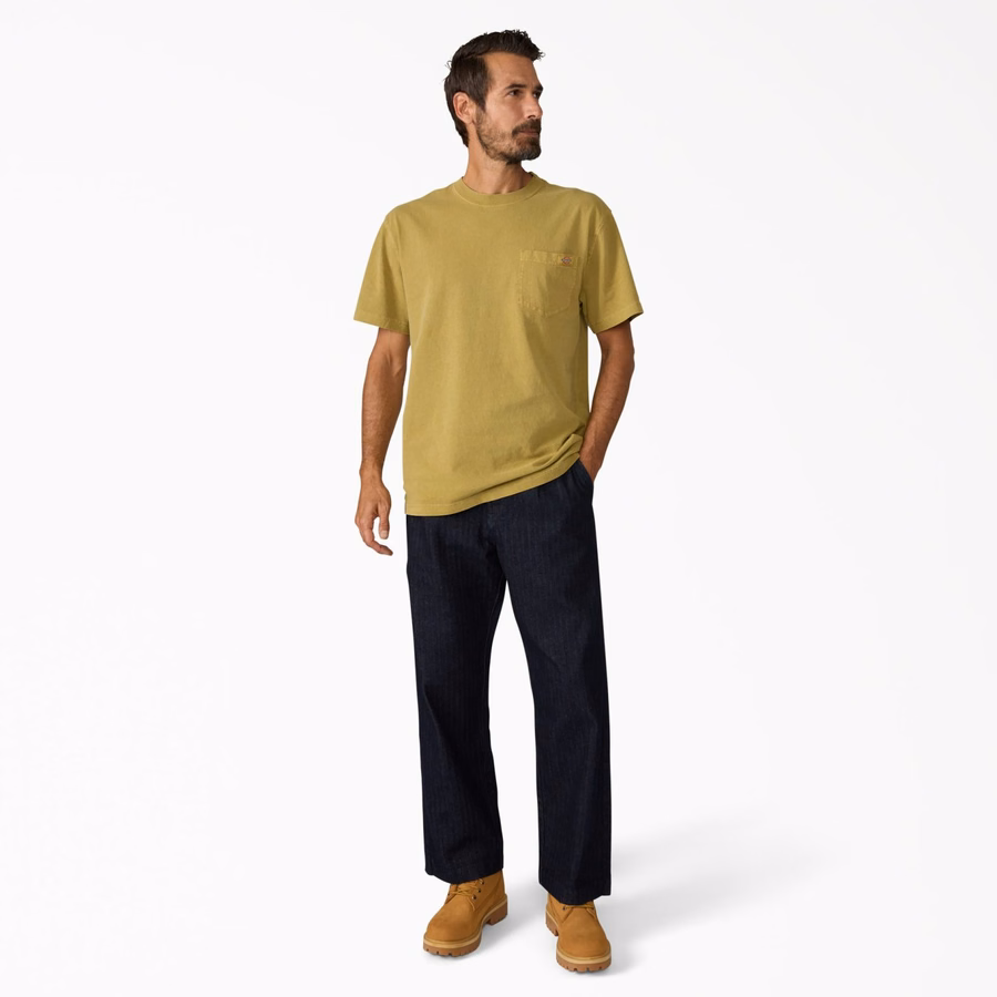 Tricou cu buzunar gros, purtat în