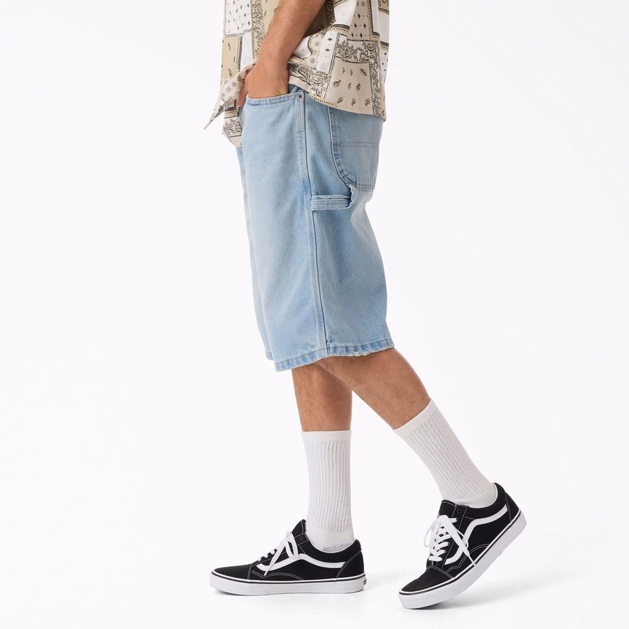 Pantaloni scurți din denim Carpenter, purtați în stil relaxat. 13