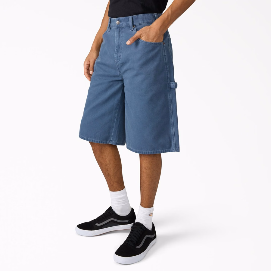Pantaloni scurți relaxați de la Carpenter Duck, purtați în stilul 13.