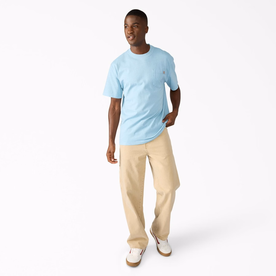 Tricou cu buzunar gros, purtat în