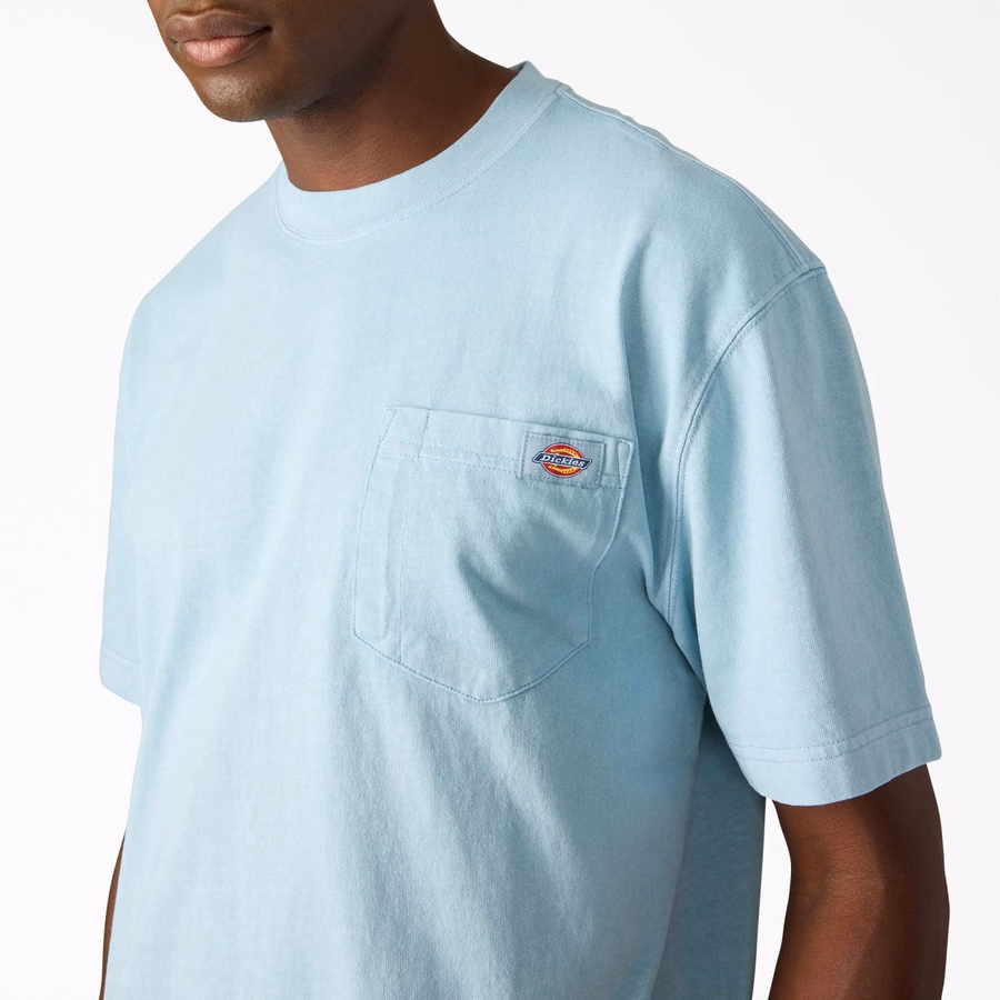 Tricou cu buzunar gros, purtat în