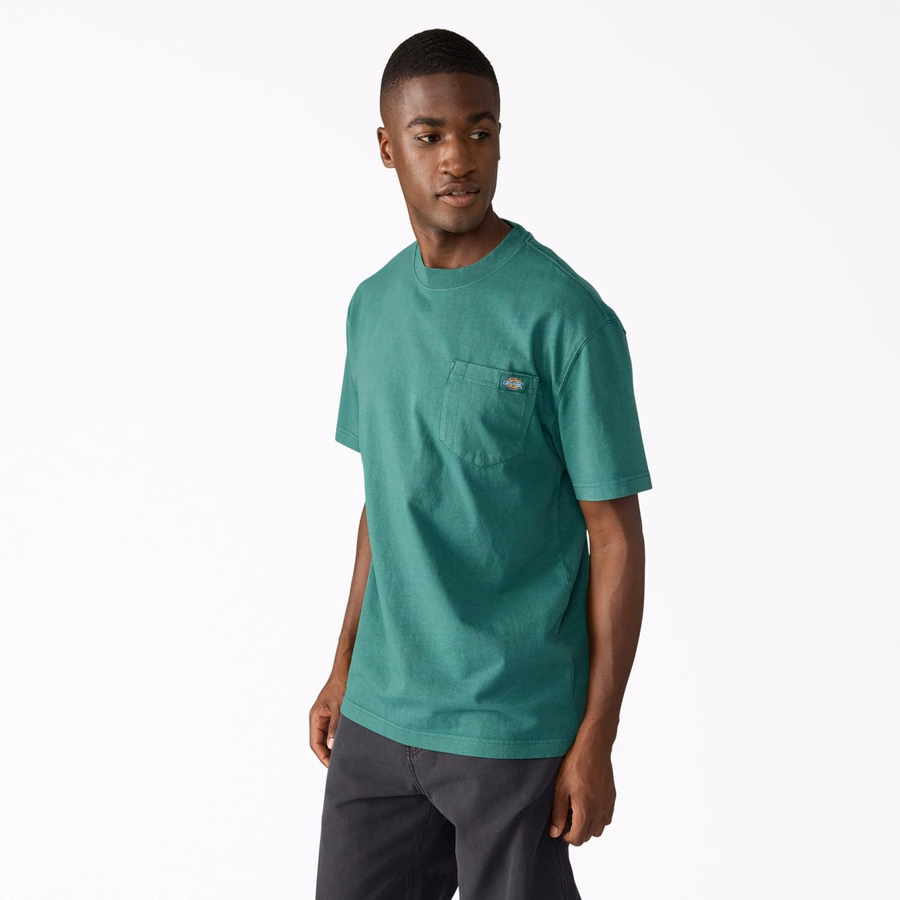Tricou cu buzunar gros, purtat în