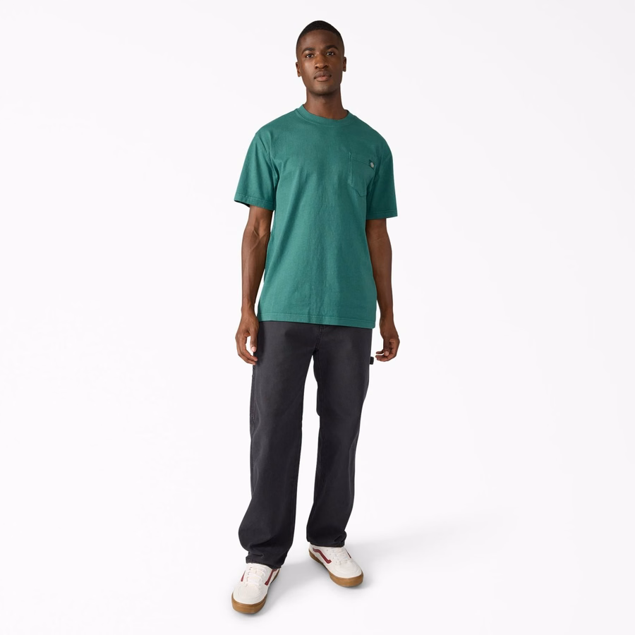 Tricou cu buzunar gros, purtat în