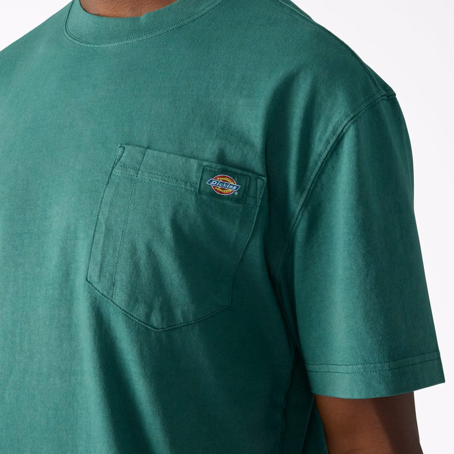 Tricou cu buzunar gros, purtat în