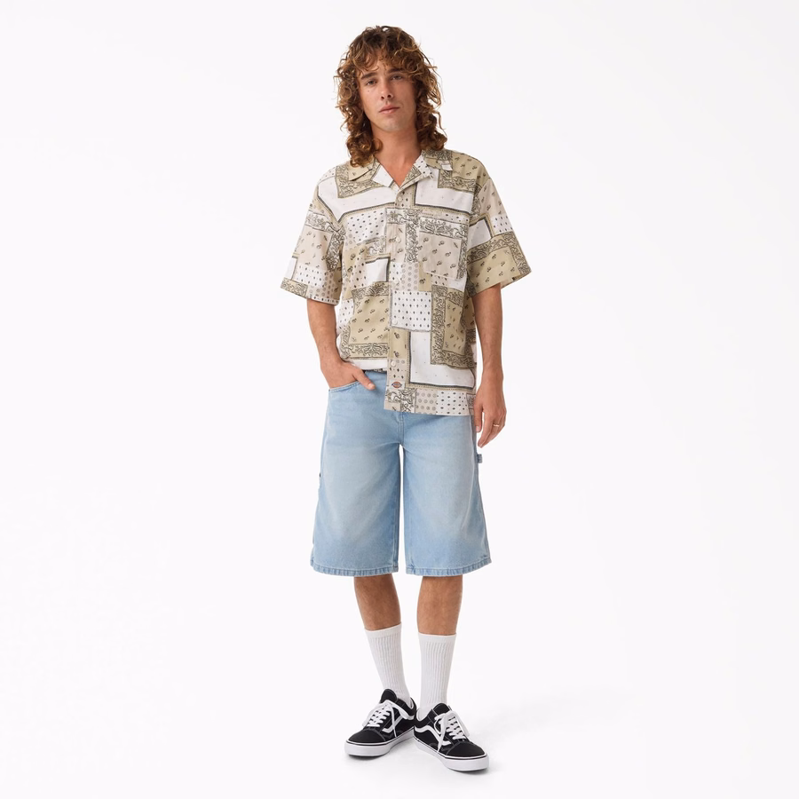 Pantaloni scurți din denim Carpenter, purtați în stil relaxat. 13