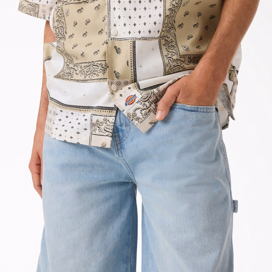 Pantaloni scurți din denim Carpenter, purtați în stil relaxat. 13