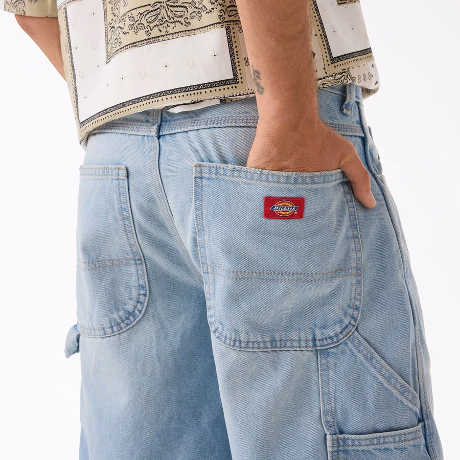 Pantaloni scurți din denim Carpenter, purtați în stil relaxat. 13