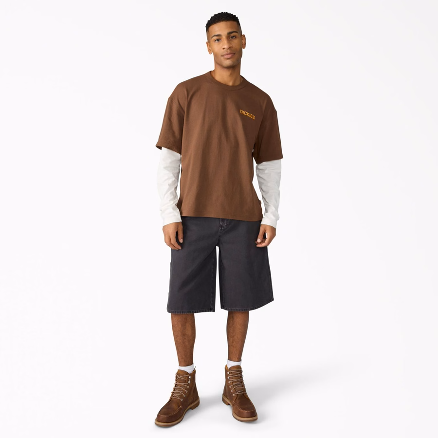 Pantaloni scurți relaxați de la Carpenter Duck, purtați în stilul 13.