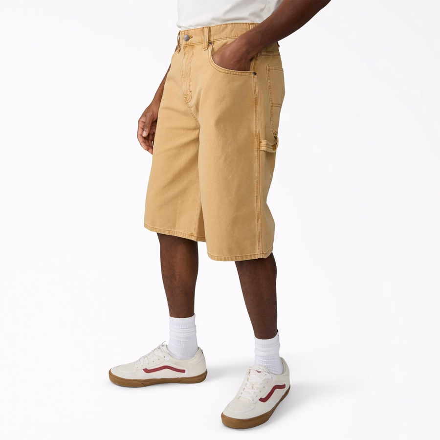 Pantaloni scurți relaxați de la Carpenter Duck, purtați în stilul 13.