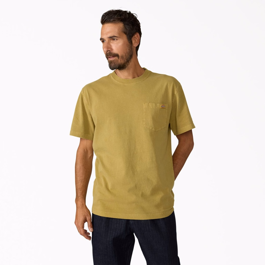 Tricou cu buzunar gros, purtat în