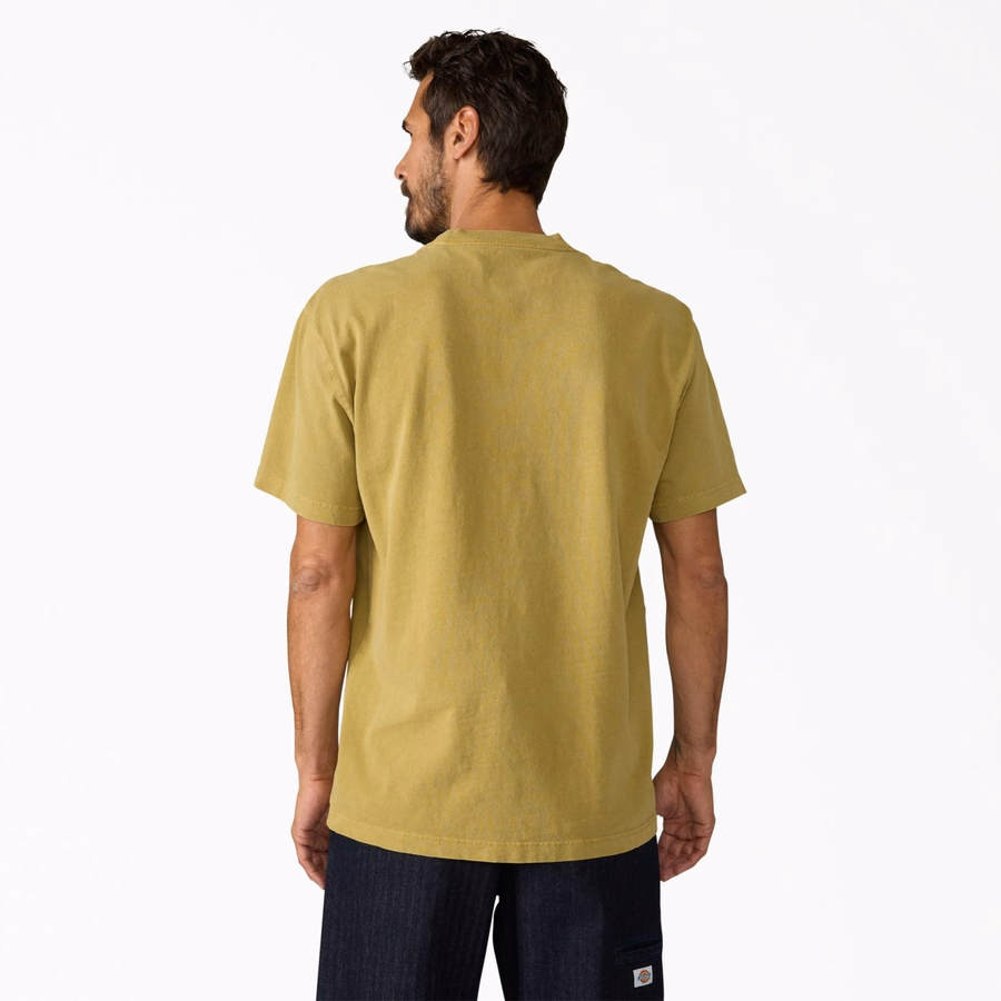 Tricou cu buzunar gros, purtat în